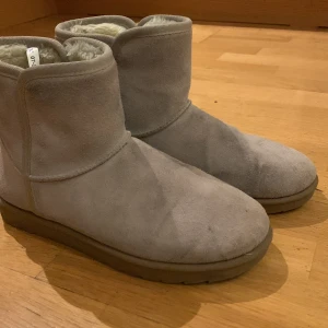 Uggs - Jätte fina och sköna fake uggs. Använd under en vinter. 💗💗💗
