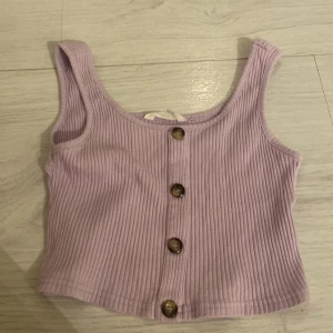 Linne - Säljer detta ljuvliga linne med knappar på från shein, använt fåtal gånger (ej fri frkat) 