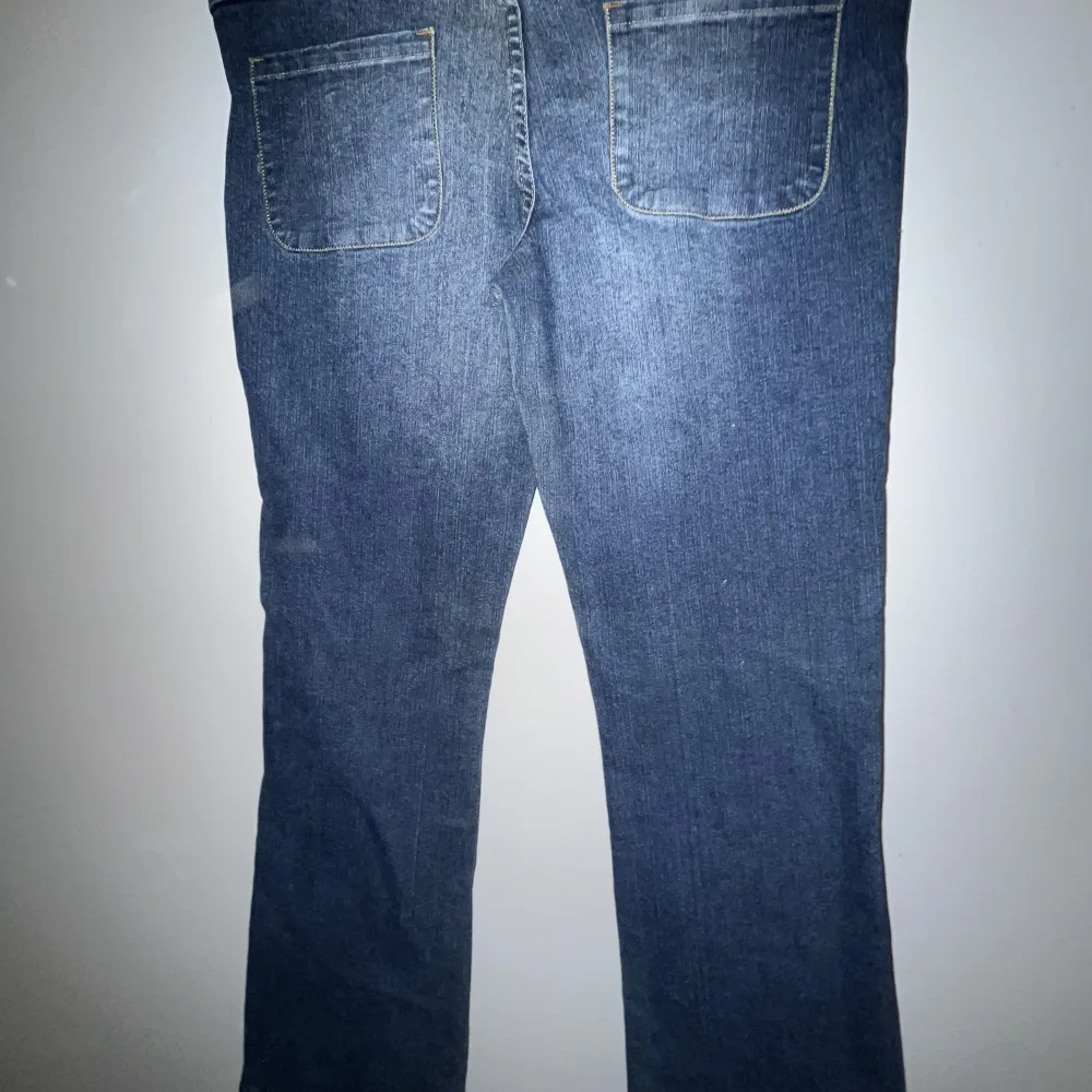 Ett par blåa jeans med inga fickor. Jeans & Byxor.