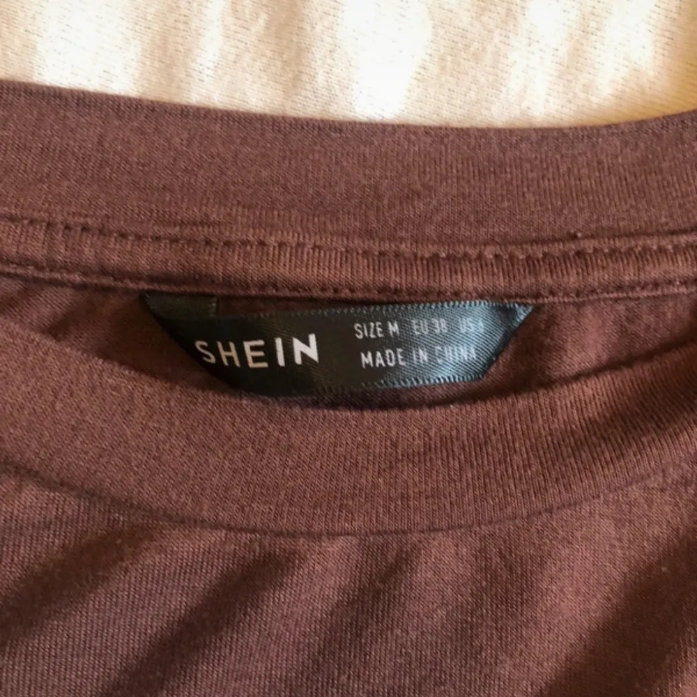 En fin brun tröja i storlek M med snörning vid kanterna. Är i helt nyskick och sitter likande till SKIMS tröjor. Köp gärna genom köp nu💕. T-shirts.
