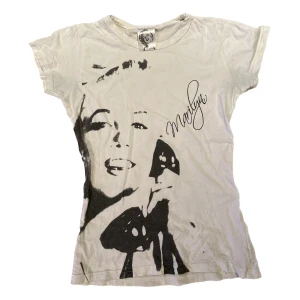 Marilyn Monroe T-shirt  - Så snygg t shirt med Marilyn Monroe! Inte sätt några defekter. Strlk 34/36