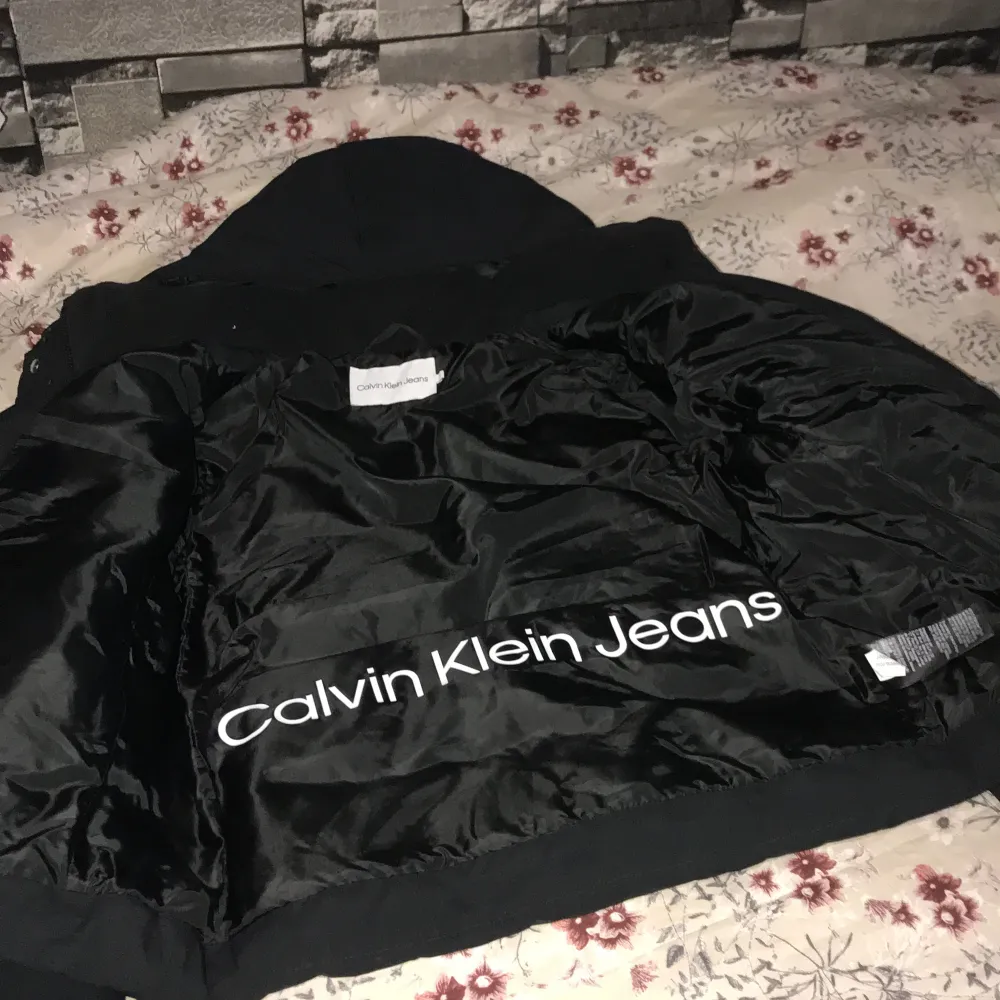En varmfodrad Monologo Short Puffer vinterjacka från Calvin Klein strl S säljes för 1300 kr. Jackan är nästan oanvänd och är i mycket gott skick då min dotter växte snabbt. Den köptes för 2195 kr från Zalando. . Takit.