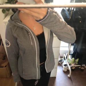 Peak jacka - En fin grå peak jacka i uppskattad storlek S. Den är köpt second hand men är i bra skick! ❤️
