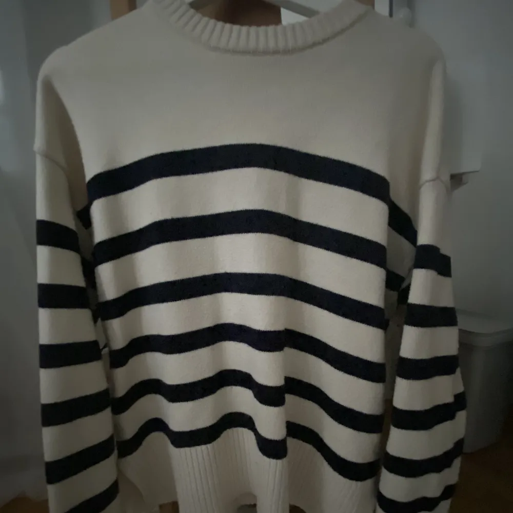 Säljer nu den här jättefina zara tröjan som jag själv verkligen älskar men har för många tröjor💗💗 Jättefin och perfekt till hösten och vintern tryck gärna köp nu💗💗. Neuleet.
