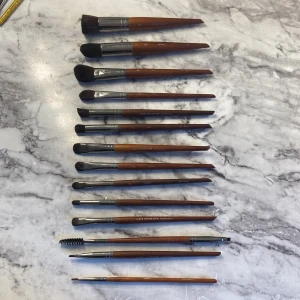 Sminkborstar  - Säljer dessa helt oandvända borst sätt (men har desinfekterat dom) då jag märkte att jag inte andvänder mig av så många borstar när jag fick hem dom.