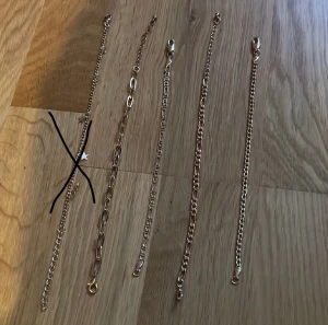 Guld Armband - Guldiga armband inte äkta guld den med stjärnor följer  inte med. De säljs tillsammans. Aldrig använd 