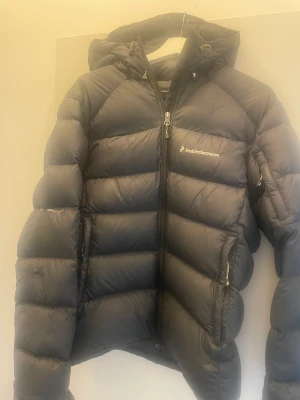 Peakperformance jacka XL - Peakperformance Jacka modell D frost down herr strlk xl. I använt skick och det finns hål på den. Syns på bilderna. Men kan skickas fler om så vill😀