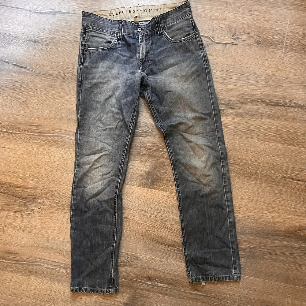 Säljer dessa Tommy Helfiger jeans som inte kommer till användning😙Är straight leg och mid waist men man kan vika ner midjebandet vilket ger de en annan look🙈 Vid funderingar kring mått eller flera bilder är det bara att komma privat🫶 . Jeans & Byxor.