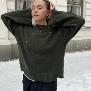 Arcane attire kashmir tröja - Så fin kashmir tröja gjord av 100% återvunnen kashmir. Så himla fint skick! Tröjan är från arcane attire kostar 1800kr, min är knappt använd och är inprincip i nyskick!💓Så fina detaljer på tröjan med utstående sömmar 💓