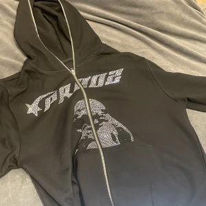 Rhinestone hoodie - Köpte denna för 549kr helt ny, har aldrig använt den så den är i väldigt bra skick. Pärlor som glittrar mycket.