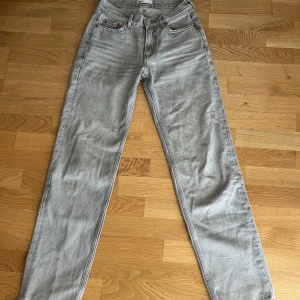 Populära Gina low waist jeans  - Ett par jättefina ljusgråa raka low waist jeans som är i väldigt fint skick. Väldigt enkla att matcha och perfekta nu i höst. 
