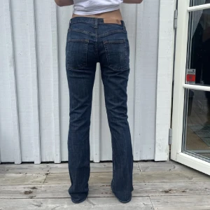 Lågmidjade jeans - Säljer dessa super fina lågmidjade jeansen då de tyvärr är försmå för mig (min kompis på bilden) i nyskick. Mått: midja - 74cm, innerbenslängd - 78cm. Det går bra att klicka på köp nu😊.