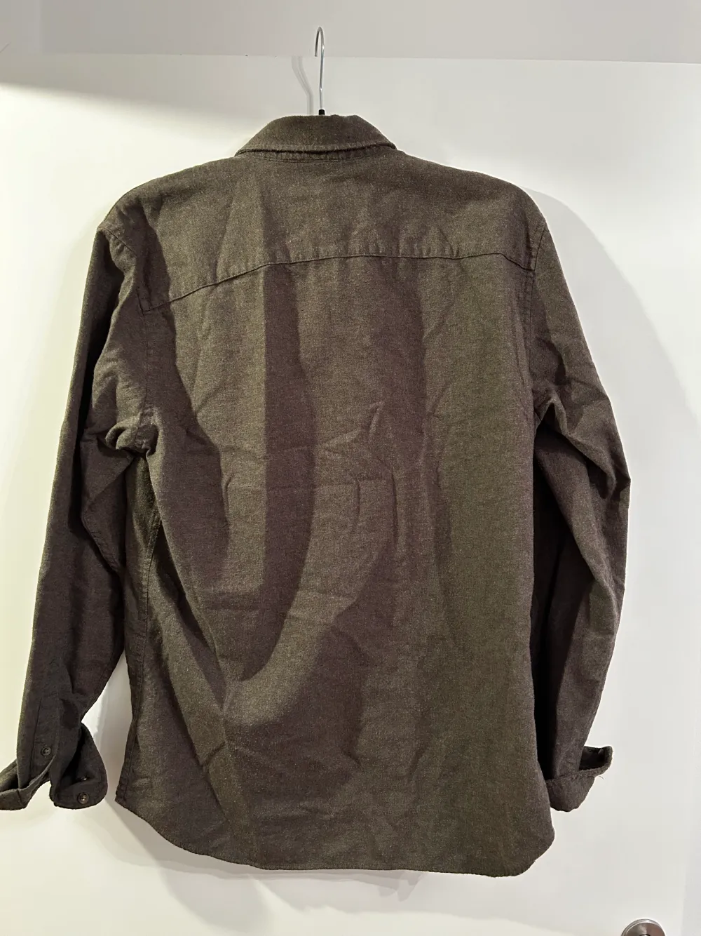 En mörk grön jack & jones kashmir skjorta storlek (L). Skjortor.