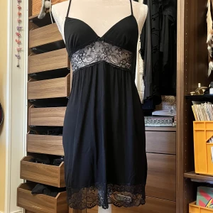 söt klänning - fin klänning/nattlinne med spets och söt liten rosett