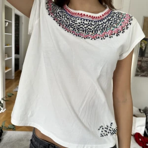 Topp - Så unik och fin t-shirt med broderi som gör outfiten mer intressant och speciell!💥❤️‍🔥