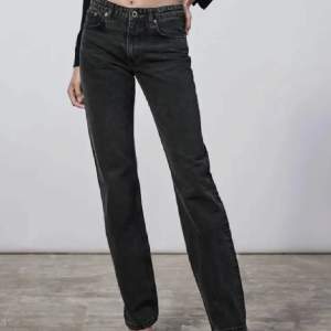 Gråsvarta jeans från zara, i jättefint skick. Storlek 36. Säljer för 120 kr + frakt!💕💕