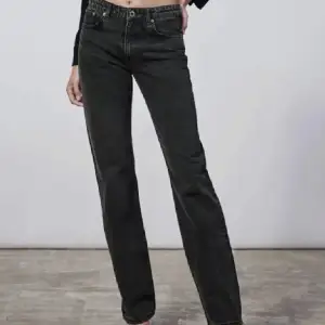 Gråsvarta jeans från zara, i jättefint skick. Storlek 36. Säljer för 120 kr + frakt!💕💕