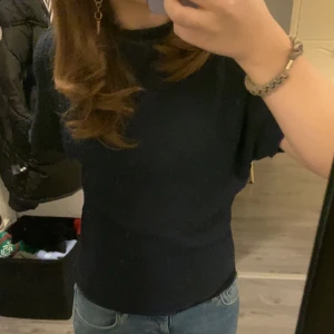 Zara blus  - Säljer denna mörkblåa zara blus/ topp som är sjukt snygg !! Kommer ej till användning längre , har några defekter kom privat för fler bilder 💕
