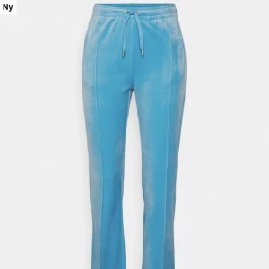 Juicy couture  - Säljer mina juicy couture byxor i färgen turkos. Köpt på rea för 500kr så säljer dem därför billigt. 