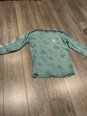Longsleeve Vans - En Longsleeve från Vans i fint skick. Säljer pga för lite användning. Riktigt skön