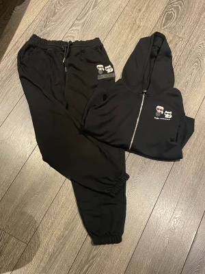 Karl lagerfeld Set - Ett set från Karl Lagerfeld. Fint skick. Knappt använt. Nypris 2000kr. Funkar att gå ned i pris vid snabb affär.