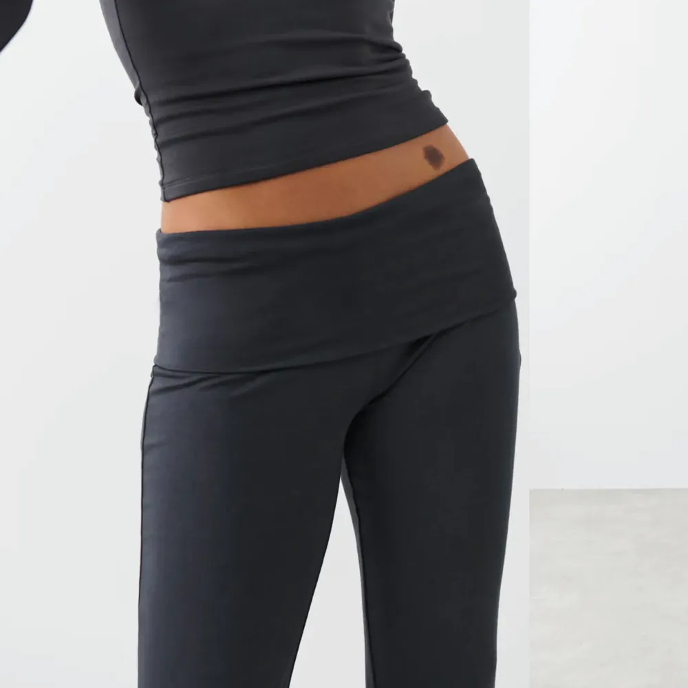 Säljer dessa yoga pants från Gina i färgen mörk grå . Endas använd 1 gång . Storlek xs🤍. Jeans & Byxor.