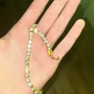 Snyggt guldigt armband med vita stenar på (ser ut som diamanter) använt några gånger inte så mycket!