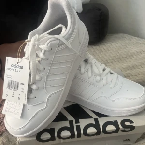 Adidas skor - Helt nya adidas skor🫶🏼råkade köpa fel stl säljer därav