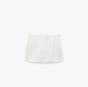 Kjol - Vit kjol från zara. Oanvänd lapparna kvar💗329 originalpris ❤️