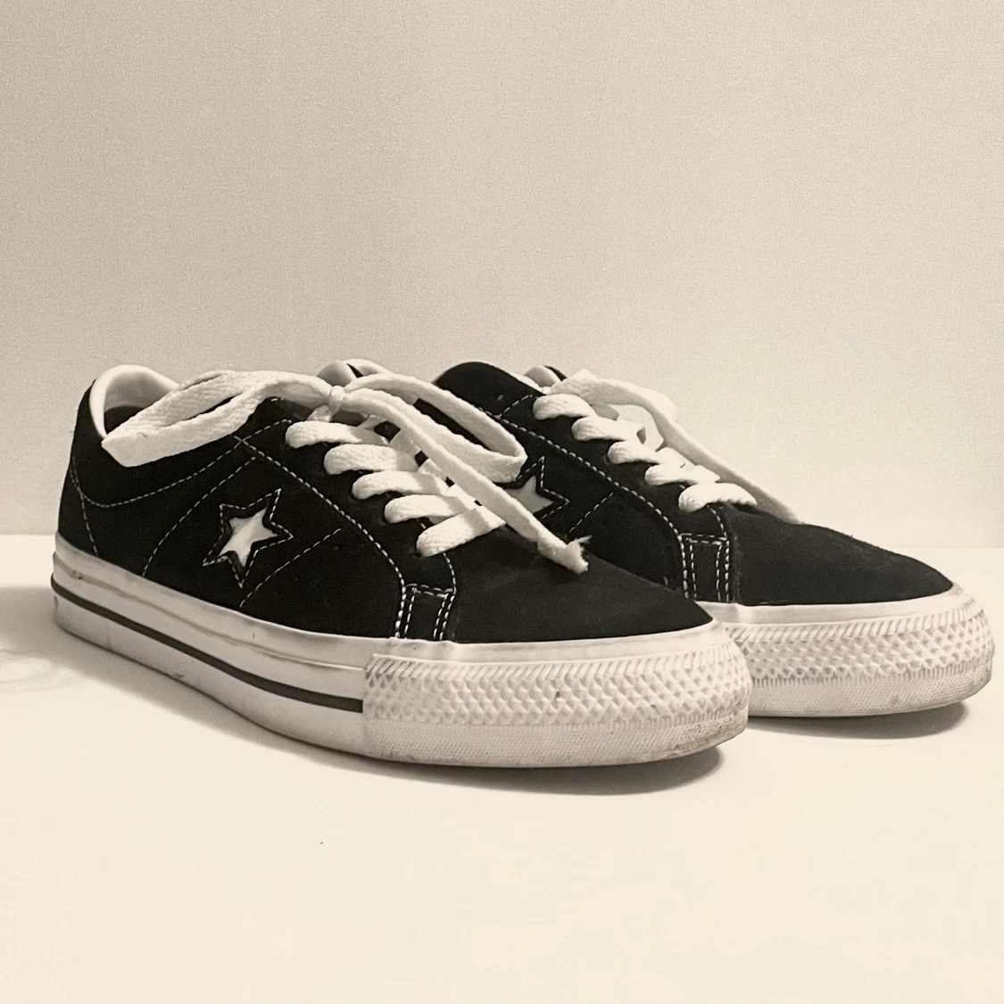 Svarta Converse låga