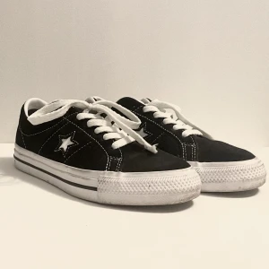 Svarta Converse låga - Knappt använda!:)