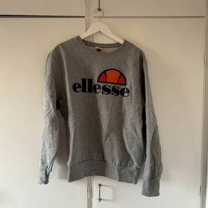 Grå tjocktröja - Grå Ellesse hoodie Stl XL 250kr