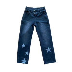 coola jeans med stjärnor - oanvänd i nyskick dm för detaljer! asiatisk L men typ M