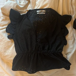 PERFEKT sommartopp - skit snygg sommartopp, lik den från zara,  som ja köpte förra sommaren men som ja tyvärr inte får användning för längre!  Passar till allt och är skit snygg! 💞