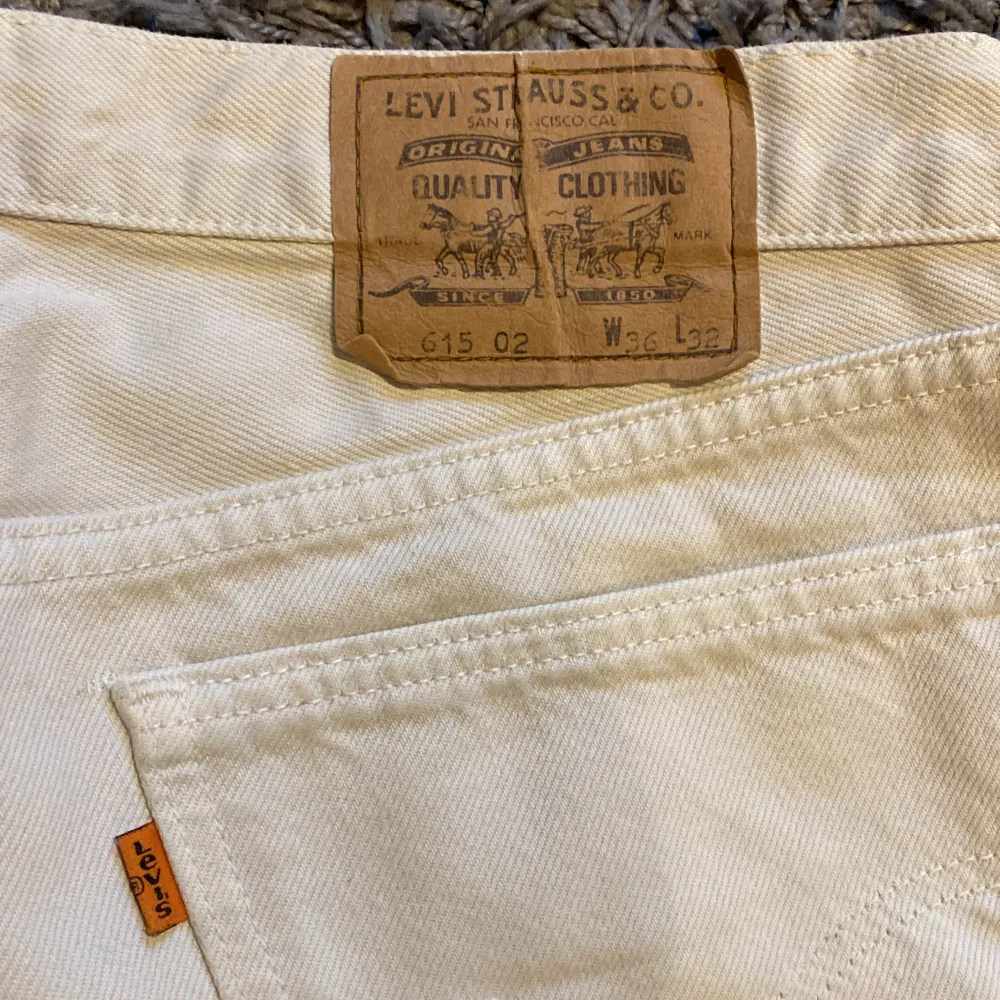 Orange tab Levis jeansshorts i beige. Avklippta, storlek 36 i midjan (ca M/L), perfekta till sommaren, skriv vid fler frågor!. Jeans & Byxor.