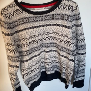 Stickad mönstrad tröja - Säljs då den inte kommer till användning. Stickad tröja i färgerna vit, grå och svart. Bra skick. Skriv i DM ifall fler bilder behövs😇