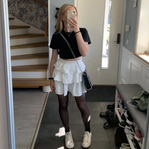 Kjol - Jätte fin vit volangkjol som blivit förliten. Den har dragkedja på bakresidan vilket gör det lätt att sätta på den🤩