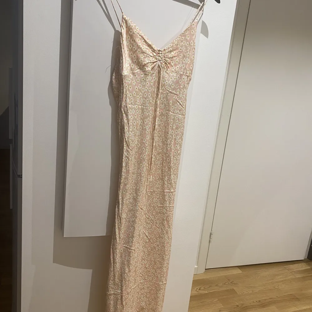 Säljer denna super fina klänningen från Zara, köpt från plick men tyvärr lite för stor på mig. Storlek M, passar en S/M.  TAR ENDAST SWISH🌸  Frakt --> 65 kr via PostNord kuvert . Klänningar.