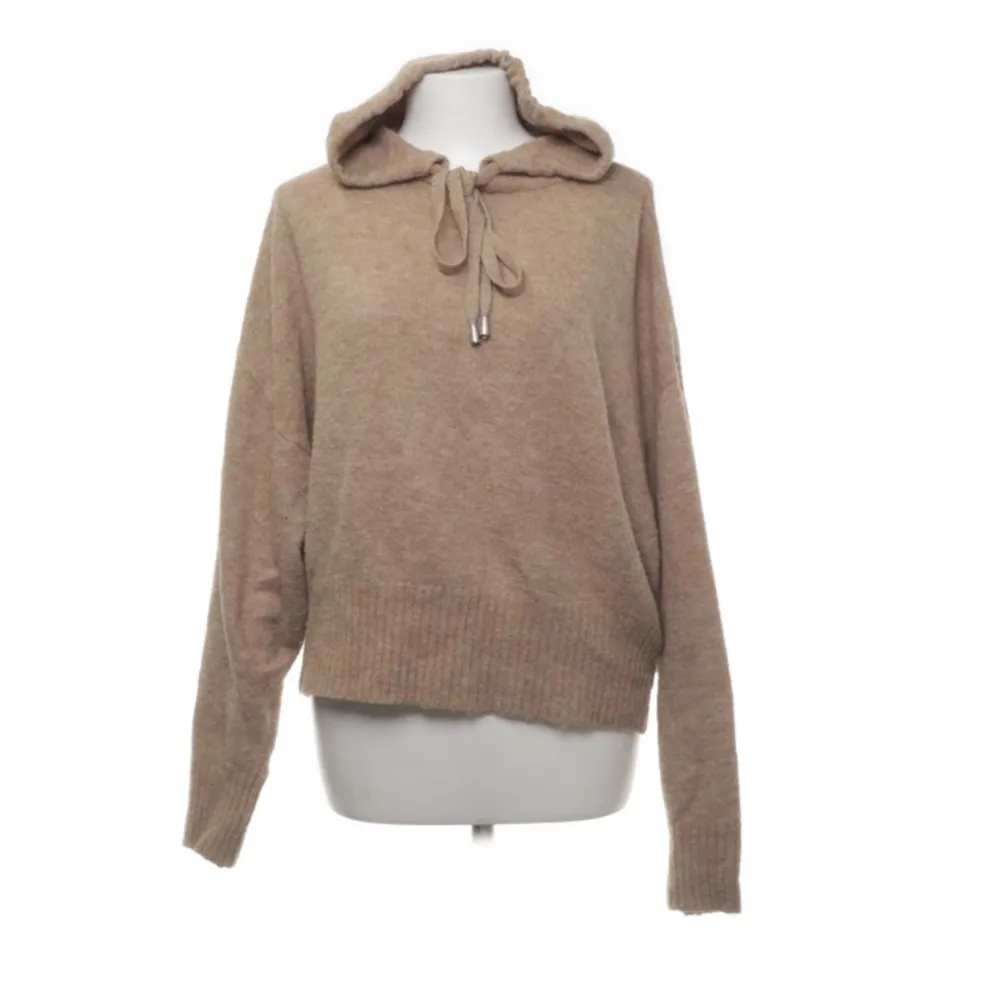 Stickad hoodie från H&M i storlek xs men skulle mer säga S.  Endast använd ett fålal gånger, säljer pga att den inte kommer till användning. . Stickat.