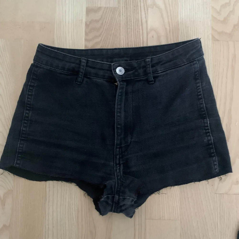 Det är ett är gamla jeans jag har klippt till shorts. Bra kvalite men de är bara inte min stil längre<3. Shorts.