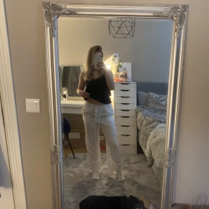 Linnebyxor  - Säljer dessa linnebyxor pga att jag har andra, vilket gör att dom här inte kommer till användning💕follen är uppsprättad, annars nyskick!