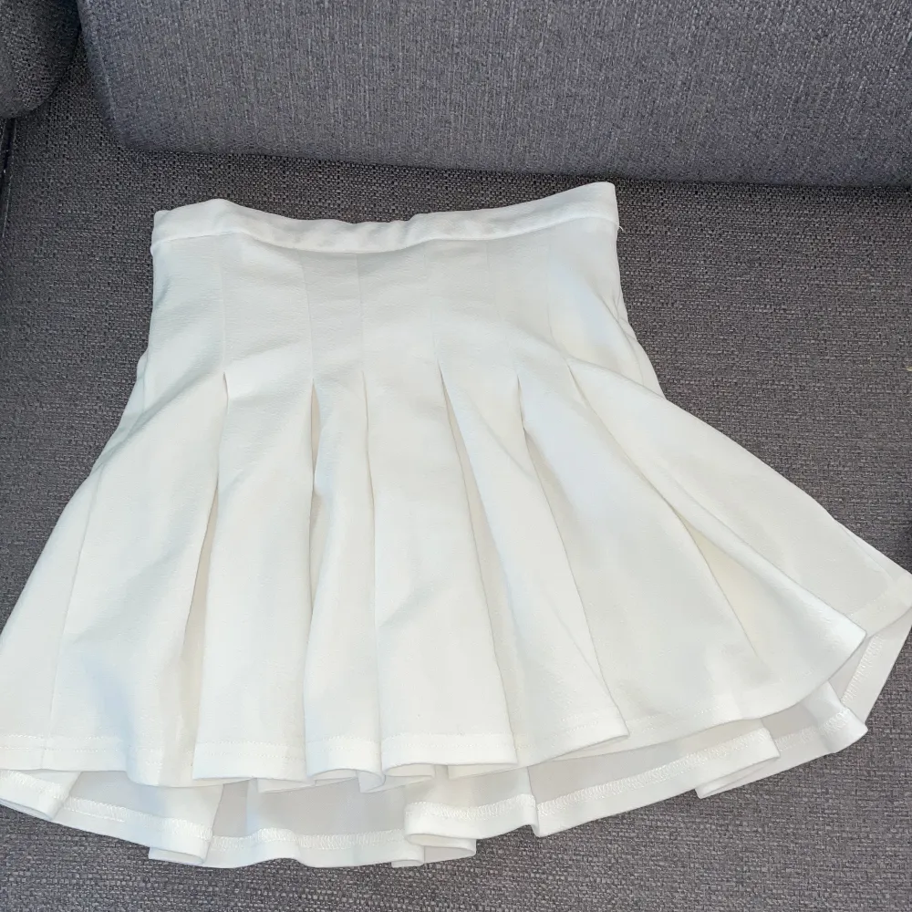 Säljer denna kjolen eftersom den kommer inte komma till anvädning. Den här kjolen är storlek M men kan passa s eller xs. Kontakta för mer bilder!. Kjolar.