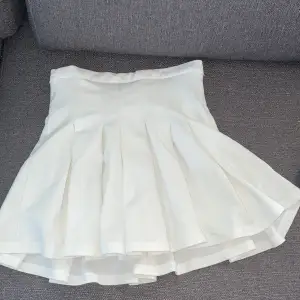 Säljer denna kjolen eftersom den kommer inte komma till anvädning. Den här kjolen är storlek M men kan passa s eller xs. Kontakta för mer bilder!