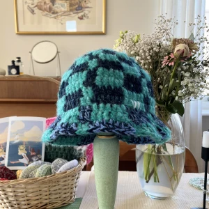 Virkad fiskarhatt - Rutig fiskarhatt med helt magiska färger! Superfin till i sommar!<3