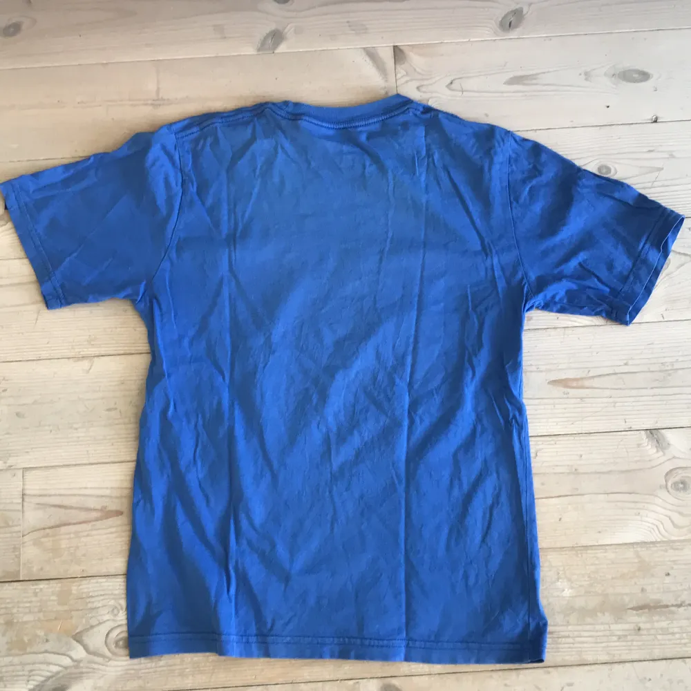 Vans tröja som är knappast använd och inga fläckar eller annat trasigt. Det ända är att man behöver kanske stryka den annars är skicket på tröjan mycket bra.. T-shirts.