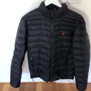 polo jacka - Använd ca 10 gånger Köpte den för 3800 kr Storlek M Litet hål på vänster sida som är lagat