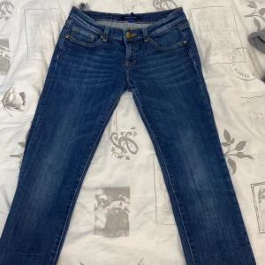 Blåa Lågmidjade jeans - Mörk blåa Lågmidjade Jeans, med coola fickor på rumpan. 