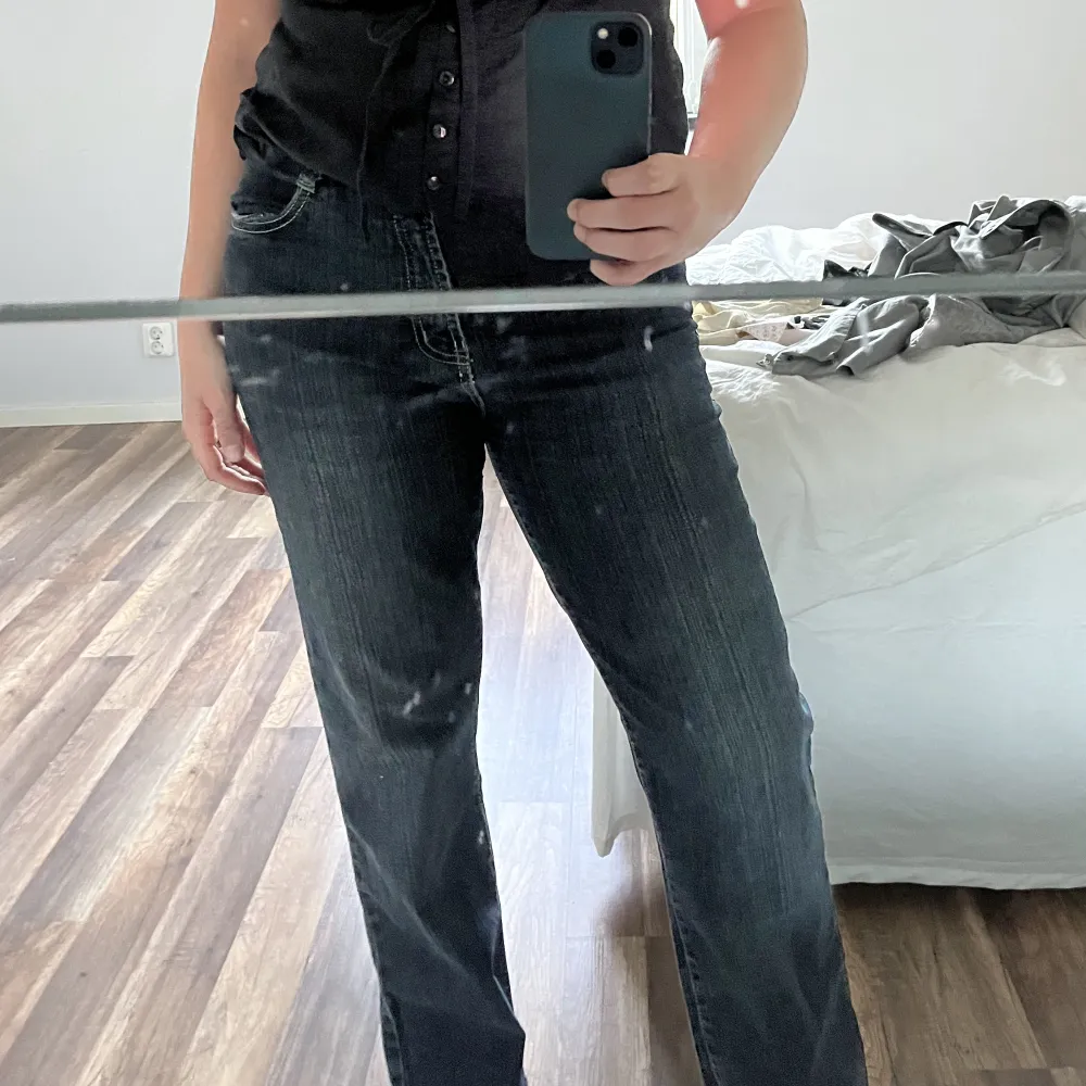 Mörka jeans . Jeans & Byxor.