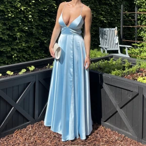 Balklänning - Balklänning från Dressroom Linné, Göteborg.  Använd en gång. Inköpspris 3900kr, kvitto finns.  Storlek 36. Tjejen på bilden är 168 cm, med 5 cm klackar.  Tyg finns att sy på, för att tex. göra släp till klänningen. 