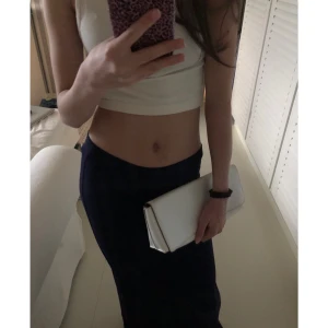 Kuvertväska - En rymlig kuvertväska från mondani new york. Väskan är i fint skick men har några slitningar i lädret längst ner och precis vid ”viket” av väskan, därav säljer för bra pris. Kontakta för närmre bilder! Säljer för 99. Köparen står för frakt💖